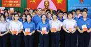 Học sinh Nha Trang kết nạp Đoàn tại khu tưởng niệm Bác Hồ ngày sinh nhật