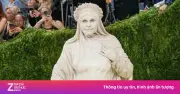 Heidi Klum gây sốc với thiết kế tượng sống tại Met Gala 2026