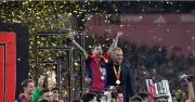 HLV Hansi Flick gia hạn hợp đồng với Barca để giành C1
