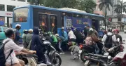 Hàng chục người dân nâng xe buýt cứu người phụ nữ mắc kẹt dưới gầm