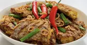 Hừng đông trên bãi biển với món cá hố chiên nghệ tươi