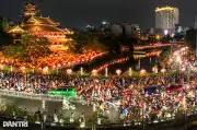 Hàng nghìn người đổ về chùa Pháp Hoa thả hoa đăng dịp Phật đản