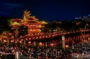 Hàng nghìn người đổ về chùa Pháp Hoa thả hoa đăng mừng Phật đản