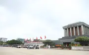 Hàng nghìn người xếp hàng vào Lăng viếng Bác nhân kỷ niệm 136 năm ngày sinh
