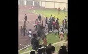 Hàng trăm CĐV Persipura nổi giận đập phá sân, đốt xe sau trận thua