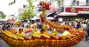 Hàng vạn người trảy hội đến đền trong dịp nghỉ lễ 30/4-1/5
