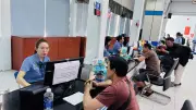 Hành khách đi tàu tự làm thủ tục đổi vé trực tuyến không cần ra ga