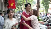 Hình ảnh cảm động tại kỳ thi tuyển sinh lớp 10: Phụ huynh đội nắng chờ con
