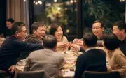 Họp lớp sau 20 năm: Lớp trưởng chia bàn theo thu nhập, tình bạn hóa ra có giá