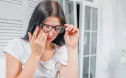 Hốt đôi 5 phút: Cô gái 33 tuổi vỡ mạch máu ở mắt