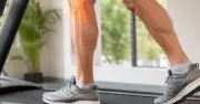 Đi bộ đúng cách cho người thoái hóa khớp: Tốc độ, thời gian và bề mặt