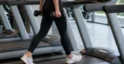 Đi bộ với tạ tay: Lợi ích, rủi ro và cách tập đúng