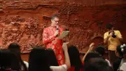 Đại sứ Pháp mặc áo dài đọc chính tả tại Văn Miếu