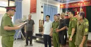 Đối tượng xông vào trụ sở chém cảnh sát trong thương khai gì?