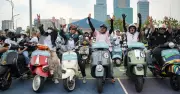 Đi Vespa không đơn giản là chạy xe, đó là một kiểu trình diễn di sản