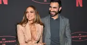 Jennifer Lopez tán tỉnh bạn diễn Brett Goldstein trên thảm đỏ