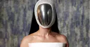 Katy Perry đáp trả AI bằng găng tay 6 ngón tại Met Gala 2026
