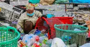 Khó phân biệt hàng hóa ve chai, chuyên gia nói khó tính thuế