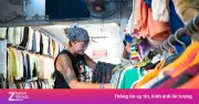 Khách Tây 'như bước vào lò' ngày Hà Nội nắng nóng nhất cả nước