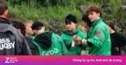 Khách Tây săn áo Grab tại Việt Nam: Trào lưu mới gây sốt mạng xã hội