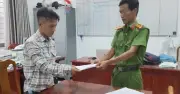 Khởi tố đối tượng mang dao vào trường học dọa chém phụ huynh