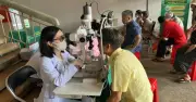 Khám mắt miễn phí cho tiểu thương tại chợ Thủ Dầu Một