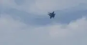 Khoảnh khắc 2 tiêm kích EA-18 của Mỹ rơi xuống đất sau khi va chạm trên không