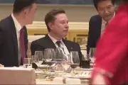 Khoảnh khắc 3 giây Elon Musk và CEO Xiaomi gây bão toàn cầu