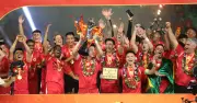 Khoảnh khắc nâng cúp vô địch V-League đầy cảm xúc