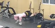 Khoảnh khắc thót tim: Nam thanh niên suýt bị thanh tạ 145kg nghiền nát cổ