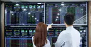 Kéo trụ, dòng tiền suy yếu: Thị trường chứng khoán tháng 4 tăng mạnh nhưng thanh khoản giảm