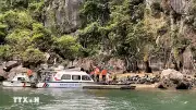 Kịp thời cứu hộ xuồng chở khách gặp sự cố trên vịnh Hạ Long