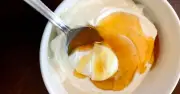 Kết hợp sữa chua với mật ong và trái cây tươi tăng lợi ích gấp nhiều lần