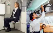 Lý do tiếp viên hàng không luôn ngồi lên bàn tay khi máy bay cất hạ cánh