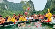 Lễ hội Tràng An tái hiện cảnh vua đi lấy nước độc đáo