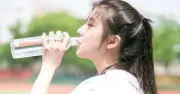 Lời khuyên cho gia đình thường xuyên uống nước đóng chai: Cần biết những lưu ý này