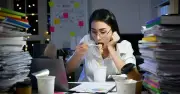 Lối sống 'hustle' và nguy cơ sức khỏe từ trà sữa, caffeine