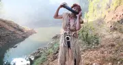 Làng nghề bật mí cách chế tác trang phục từ vỏ cây rừng ít người làm được