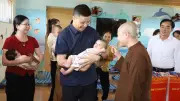 Lãnh đạo tỉnh Thanh Hóa thăm chùa Hồi Long, tặng quà trẻ em có hoàn cảnh đặc biệt