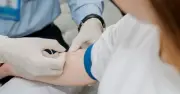 Lấy máu xét nghiệm tại nhà: Tiện lợi nhưng tiềm ẩn nhiều rủi ro