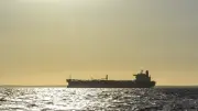 Mỹ bắn cảnh cáo hai tàu chở dầu đến Iran, gia tăng phong tỏa