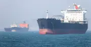 Mỹ bất ngờ tạm hoãn chiến dịch hộ tống tàu qua eo biển Hormuz