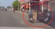 Mở cửa ô tô bất cẩn, tài xế quật ngã người đi xe máy, xe phía sau suýt 'oán gia'