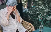 Mẹ cho con trai tiền tỷ, bỏ qua con gái: Cái kết đắng khiến bà ân hận