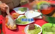 Đám cưới lẩu 20 bàn của Gen Z gây sốt vì quá tối giản