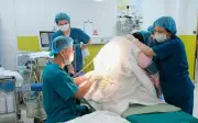 Mổ cấp cứu thành công sản phụ 140kg mắc tiền sản giật nặng