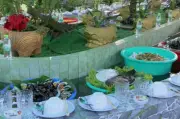 Đám giỗ miền Tây gây sốt với 'lẩu băng chuyền' tự chế độc đáo