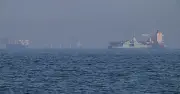 Mỹ hướng dẫn tàu rời eo biển Hormuz, Iran cảnh báo đáp trả mạnh