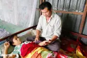 Mẹ liệt giường, vợ suy thận, cha nghèo lo con thơ thất học