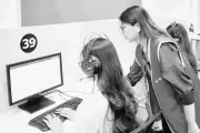 Mở đơn đăng ký chương trình giáo viên IELTS; 20 suất học bổng Campuchia; HUTECH đào tạo Y khoa